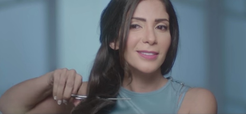 فيديو: منى زكي تقص شعرها دعماً لمرضى السرطان..